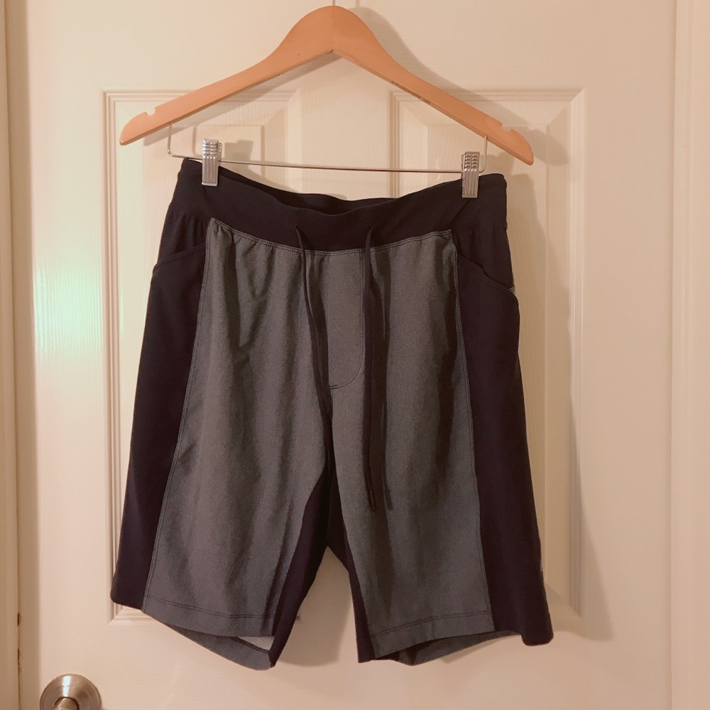 DARK BLUE LULULEMON JOGGING SHORTS SIZE M